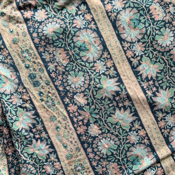 ☀️ 4/$25 | Flowy Tee - Picture 3 of 3